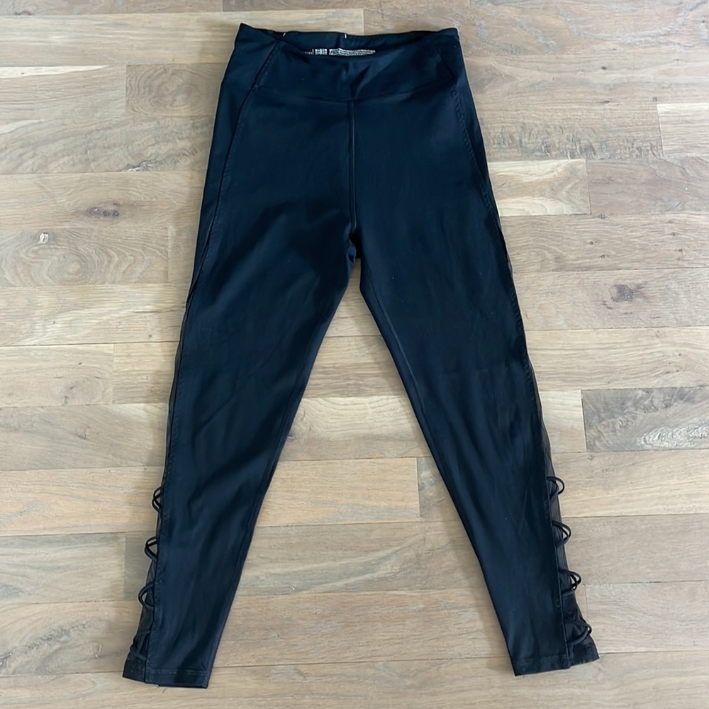 VS Incredible Essential Lace-up Legging - Black